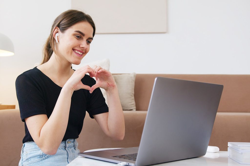 Chat Odaları İçinde Bayanlarla Tanışmak
